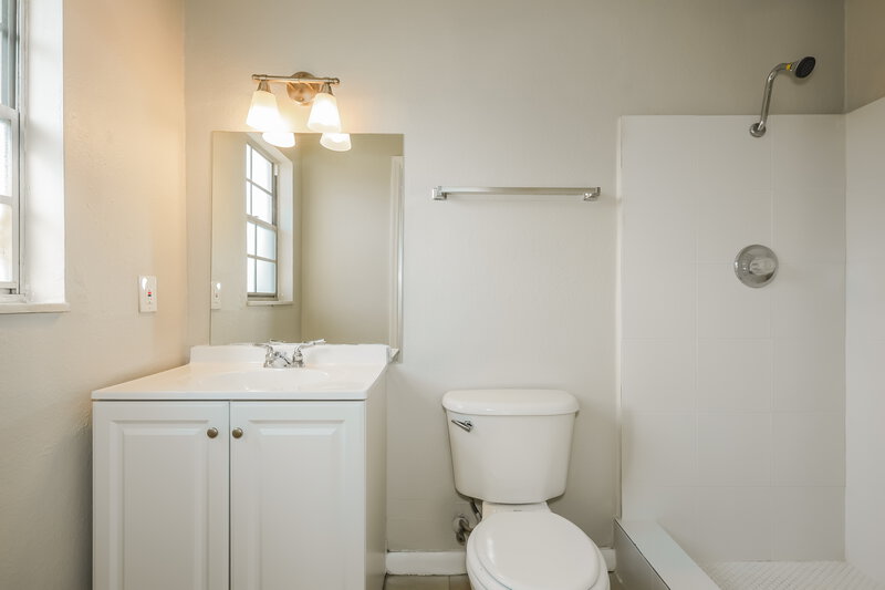 1,980/Mo, 11213 McMullen Loop Riverview, FL 33569 Bathroom View