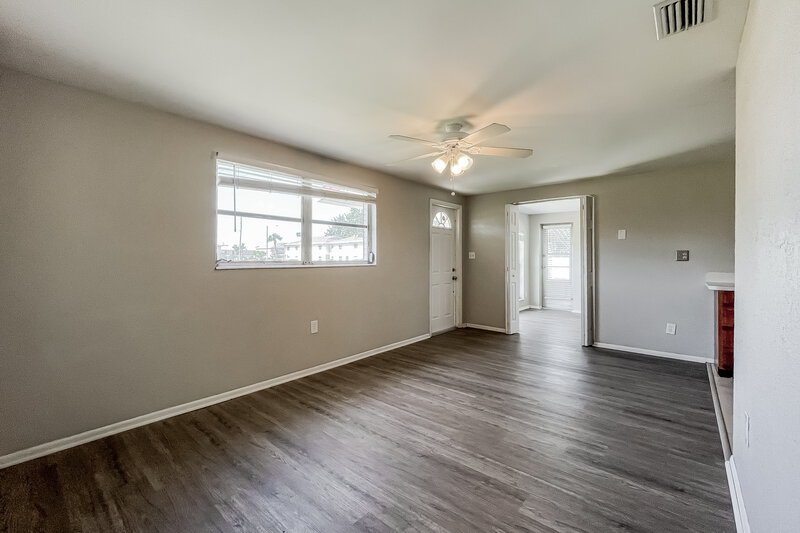 2,010/Mo, 10791 64th Ave Seminole, FL 33772 Living Room View 2