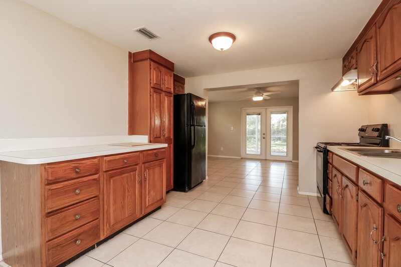 2,010/Mo, 10791 64th Ave Seminole, FL 33772 Kitchen View 4