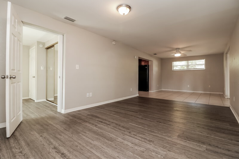 2,010/Mo, 10791 64th Ave Seminole, FL 33772 Family Room View 2