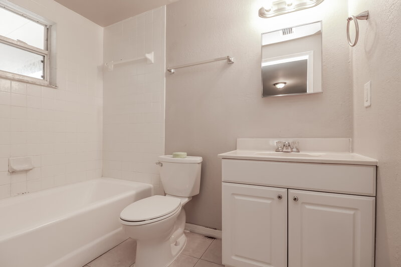 2,010/Mo, 10791 64th Ave Seminole, FL 33772 Main Bathroom View