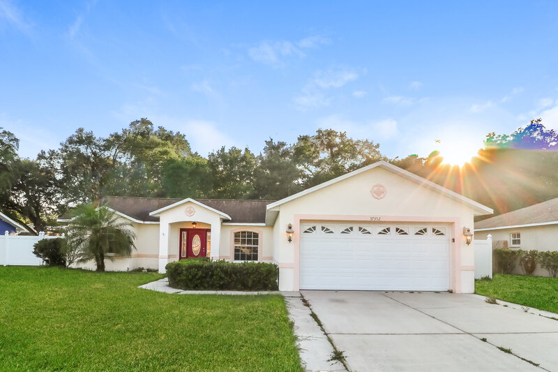 2,145/Mo, 37352 Laurel Hammock Dr Zephyrhills, FL 33541 Front View 2