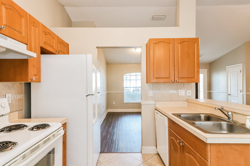 2,145/Mo, 37352 Laurel Hammock Dr Zephyrhills, FL 33541 Kitchen View