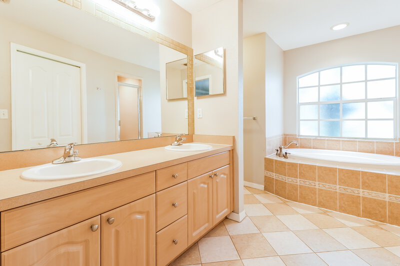 2,145/Mo, 37352 Laurel Hammock Dr Zephyrhills, FL 33541 Main Bathroom View