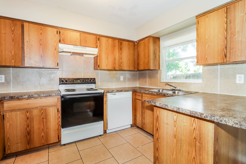 2,790/Mo, 4348 Trout DR SE Saint Petersburg, FL 33705 Kitchen View