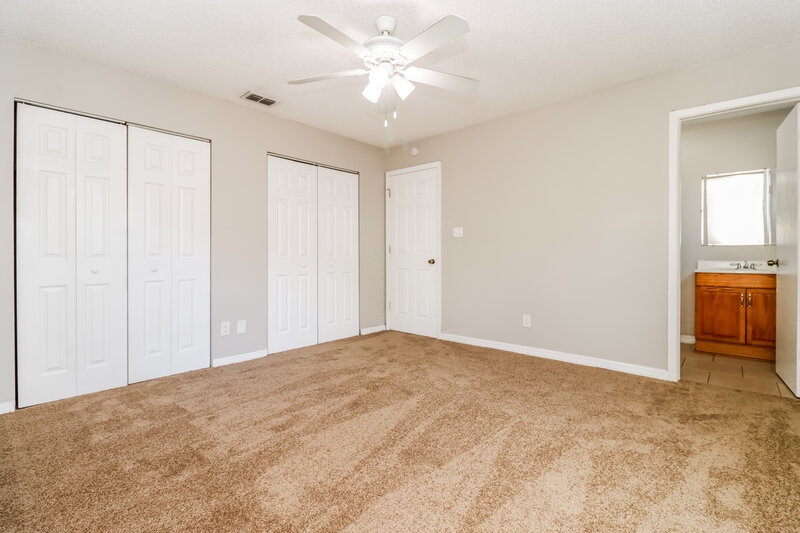 2,790/Mo, 4348 Trout DR SE Saint Petersburg, FL 33705 Main Bedroom View 2