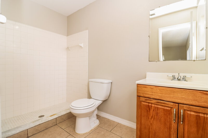 2,790/Mo, 4348 Trout DR SE Saint Petersburg, FL 33705 Main Bathroom View