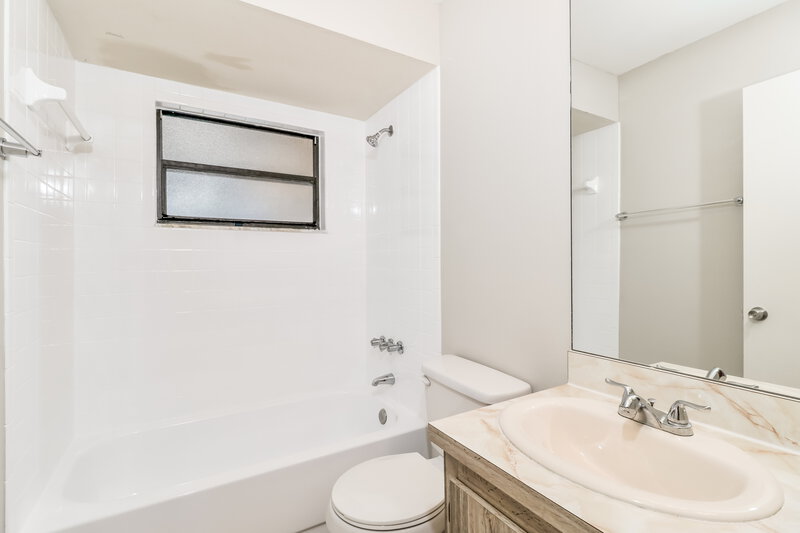 1,980/Mo, 8505 Luray Dr Port Richey, FL 34668 Bathroom View