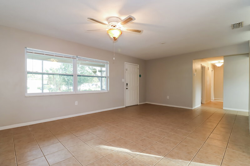 2,300/Mo, 6496 113th Street Seminole, FL 33772 Living Room View