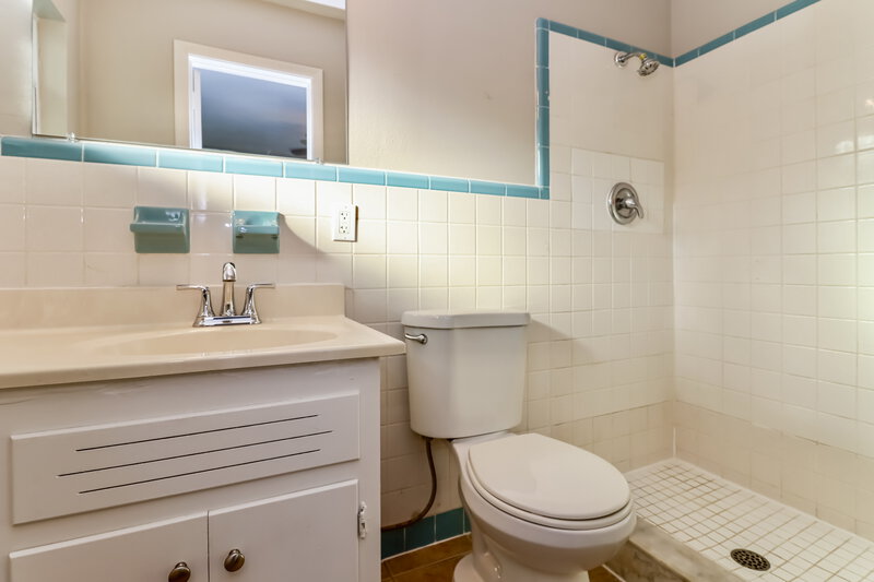 2,300/Mo, 6496 113th Street Seminole, FL 33772 Main Bathroom View