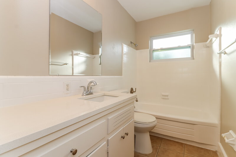 2,300/Mo, 6496 113th Street Seminole, FL 33772 Bathroom View