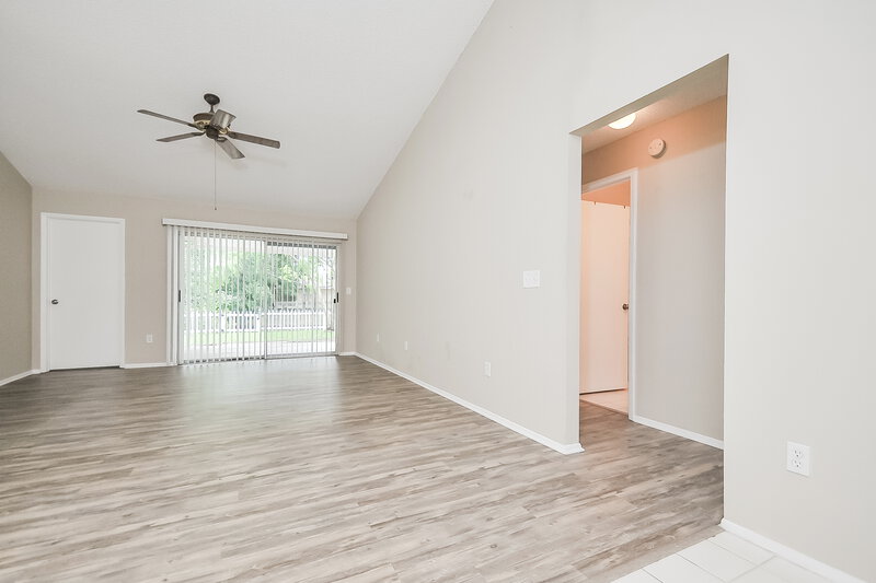 2,070/Mo, 13446 Silvercreek Dr Riverview, FL 33579 Living Room View