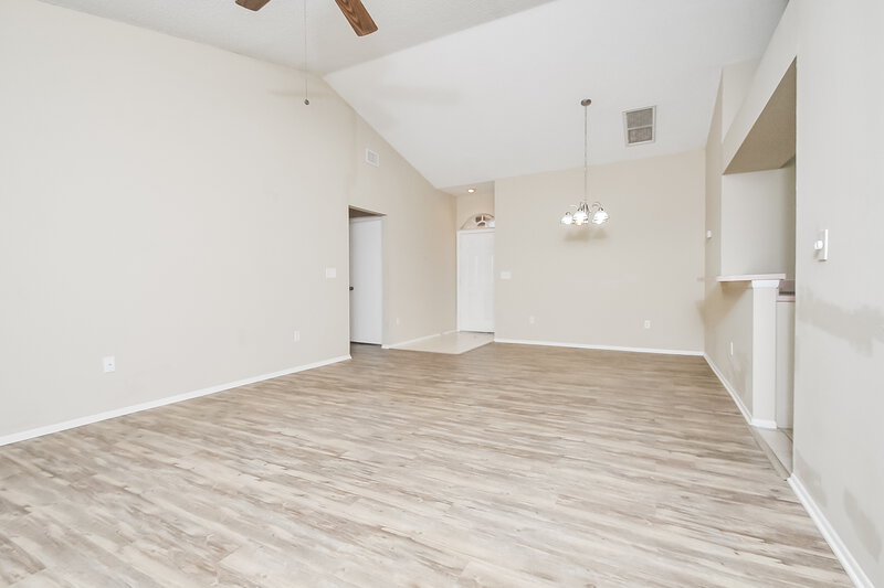 2,070/Mo, 13446 Silvercreek Dr Riverview, FL 33579 Living Room View 2