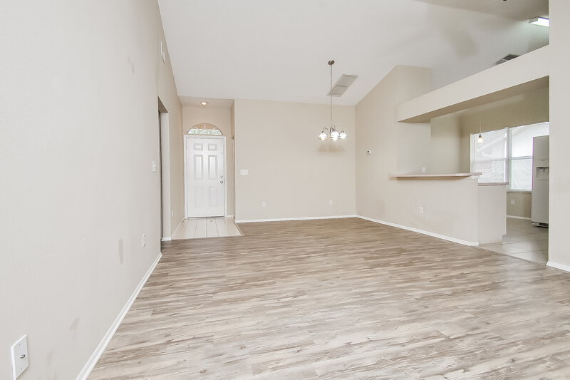 2,070/Mo, 13446 Silvercreek Dr Riverview, FL 33579 Living Room View 3