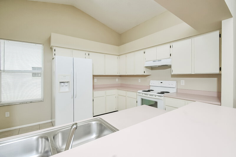2,070/Mo, 13446 Silvercreek Dr Riverview, FL 33579 Kitchen View 2