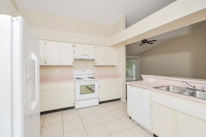 2,070/Mo, 13446 Silvercreek Dr Riverview, FL 33579 Kitchen View 3