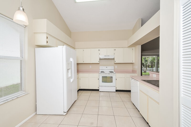 2,070/Mo, 13446 Silvercreek Dr Riverview, FL 33579 Kitchen View 4