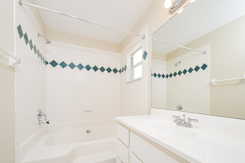 2,070/Mo, 13446 Silvercreek Dr Riverview, FL 33579 Main Bathroom View