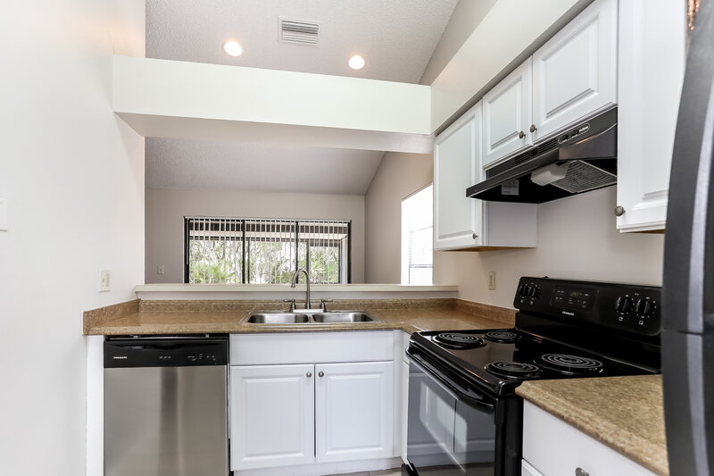 2,075/Mo, 13658 Laraway Dr Riverview, FL 33579 Kitchen View 2