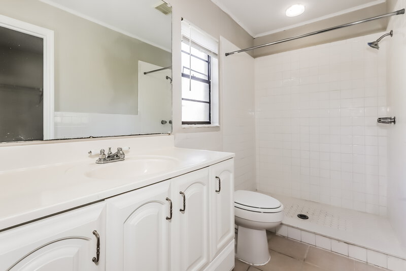 3,010/Mo, 2926 West Campbell Road Lakeland, FL 33810 Main Bathroom View