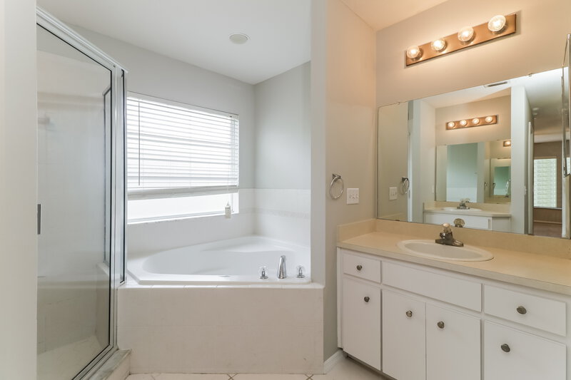 2,080/Mo, 4183 Buttonbush Cir Lakeland, FL 33811 Main Bathroom View