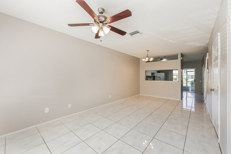 1,685/Mo, 6333 Bayside Key Dr Tampa, FL 33615 Living Room View