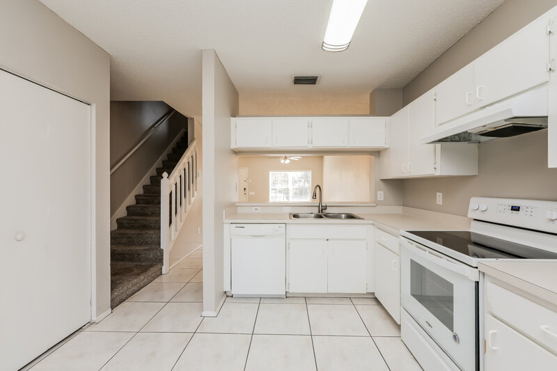 1,685/Mo, 6333 Bayside Key Dr Tampa, FL 33615 Kitchen View 2