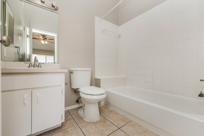 1,685/Mo, 6333 Bayside Key Dr Tampa, FL 33615 Main Bathroom View