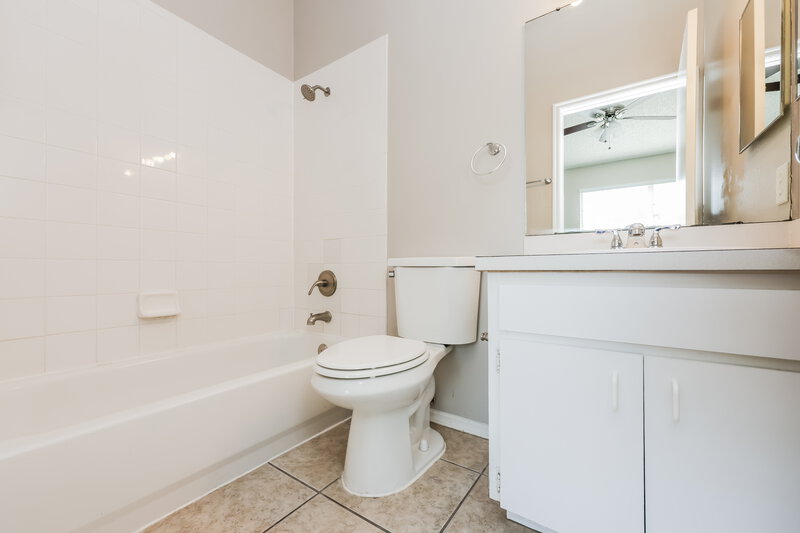 1,685/Mo, 6333 Bayside Key Dr Tampa, FL 33615 Bathroom View