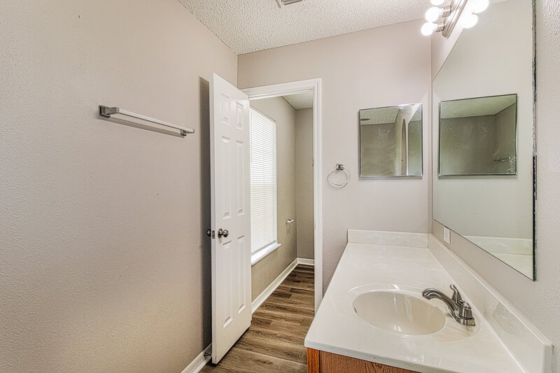 2,185/Mo, 6510 Hillview Rd Spring Hill, FL 34606 Main Bathroom View 2