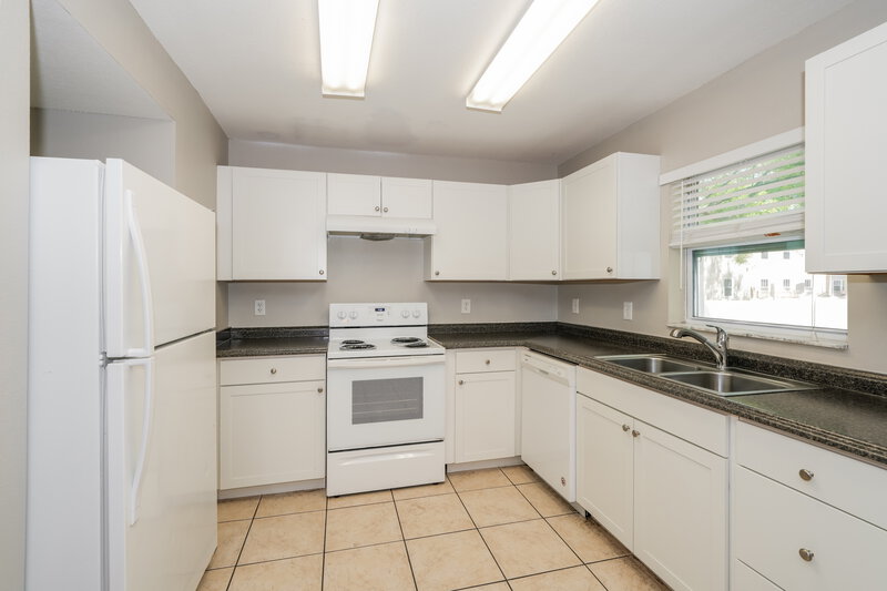 1,875/Mo, 7503 N Dixon Ave Tampa, FL 33604 Kitchen View