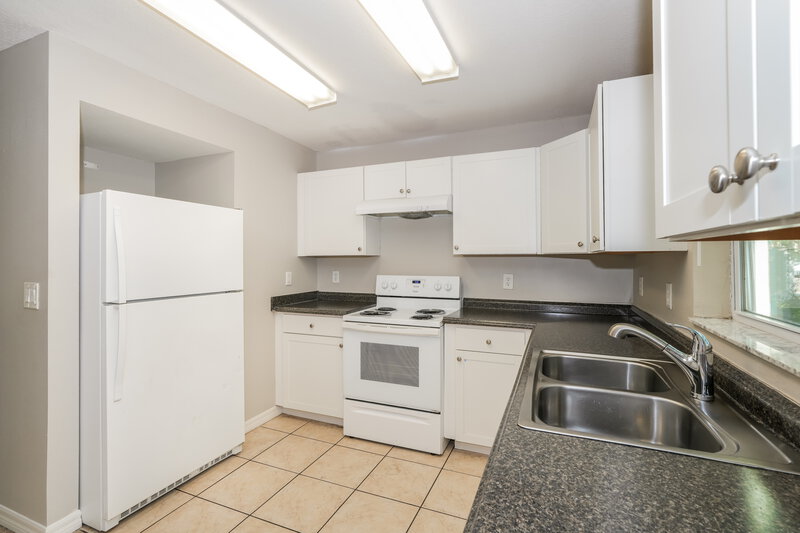 1,875/Mo, 7503 N Dixon Ave Tampa, FL 33604 Kitchen View 2