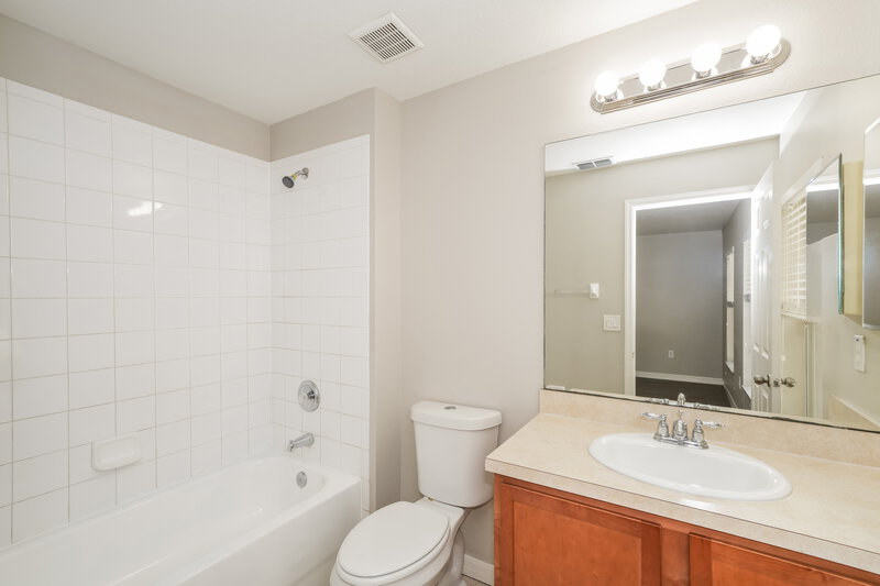 1,875/Mo, 7503 N Dixon Ave Tampa, FL 33604 Main Bathroom View