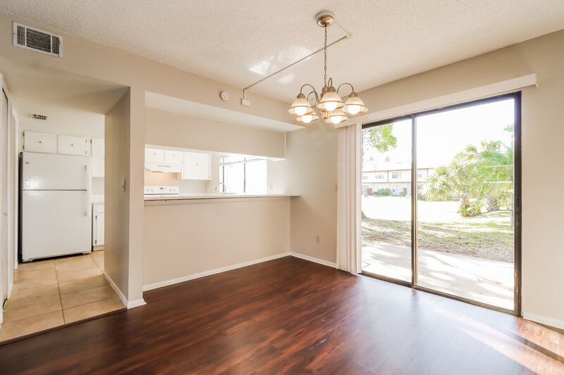 2,485/Mo, 9209 SEMINOLE BLVD Unit 210 Seminole, FL 33772 Dining Room View 2