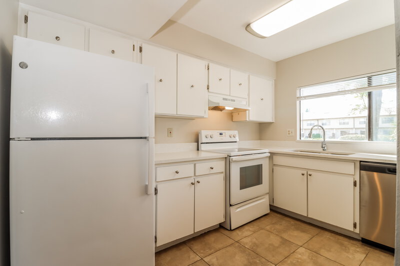 2,485/Mo, 9209 SEMINOLE BLVD Unit 210 Seminole, FL 33772 Kitchen View 2