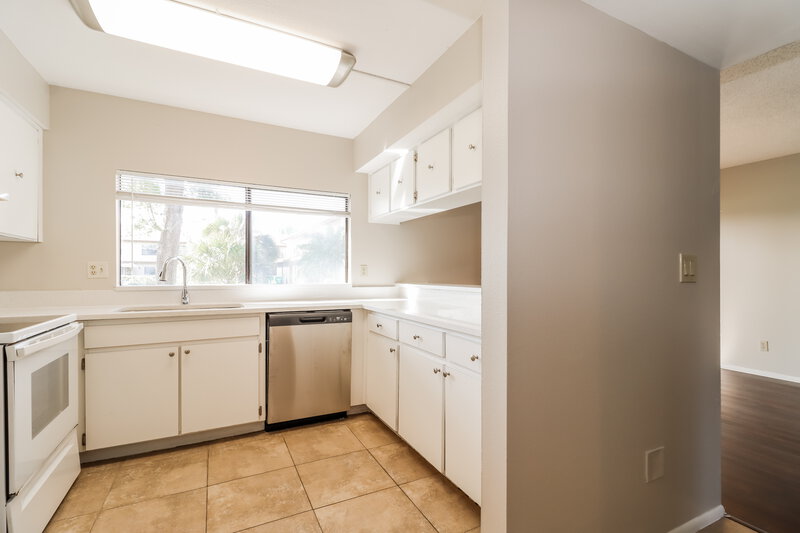 2,485/Mo, 9209 SEMINOLE BLVD Unit 210 Seminole, FL 33772 Kitchen View 3