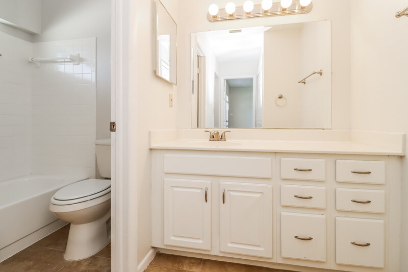 2,485/Mo, 9209 SEMINOLE BLVD Unit 210 Seminole, FL 33772 Main Bathroom View