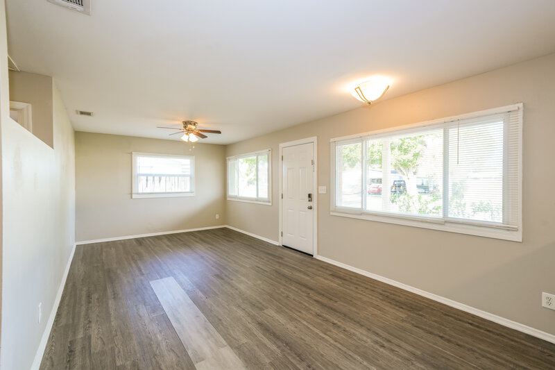 1,850/Mo, 9691 52nd Way Pinellas Park, FL 33782 Living Room View 2