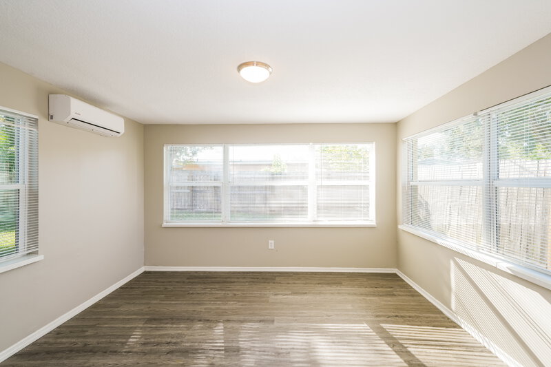 1,850/Mo, 9691 52nd Way Pinellas Park, FL 33782 Main Bedroom View 2