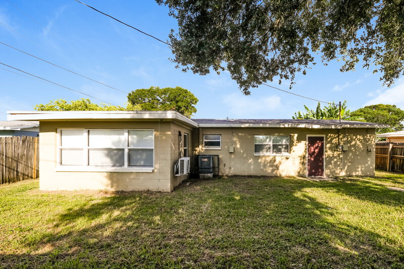 1,850/Mo, 9691 52nd Way Pinellas Park, FL 33782 Rear View