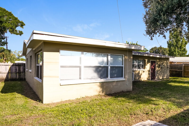 1,850/Mo, 9691 52nd Way Pinellas Park, FL 33782 Rear View 2