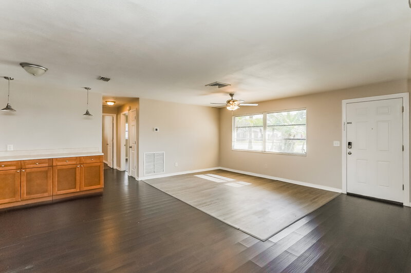 1,955/Mo, 3401 KEENE PARK DR Largo, FL 33771 Living Room View 2