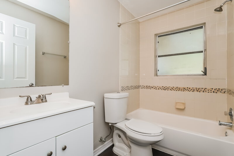 1,955/Mo, 3401 KEENE PARK DR Largo, FL 33771 Main Bathroom View