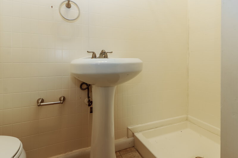 1,955/Mo, 3401 KEENE PARK DR Largo, FL 33771 Bathroom View