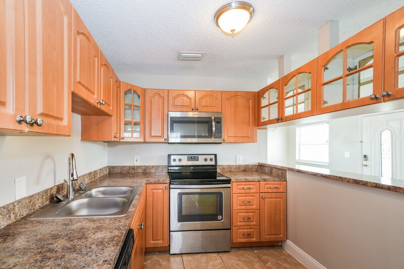 2,195/Mo, 6624 N Cameron Ave Tampa, FL 33614 Kitchen View