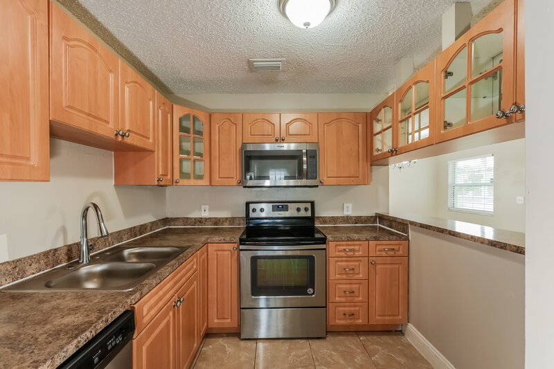 2,305/Mo, 6624 N Cameron Ave Tampa, FL 33614 Kitchen View