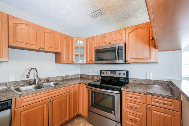 2,195/Mo, 6624 N Cameron Ave Tampa, FL 33614 Kitchen View 2