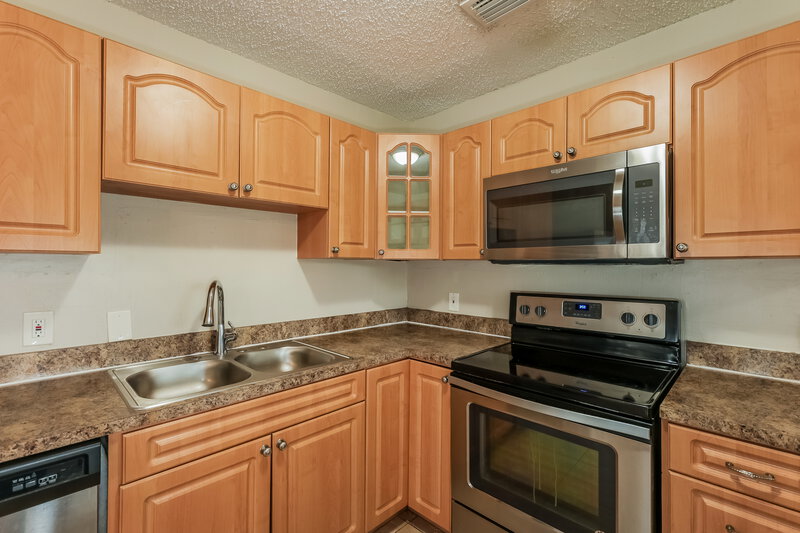 2,305/Mo, 6624 N Cameron Ave Tampa, FL 33614 Kitchen View 2