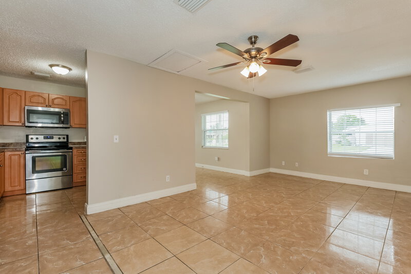 2,305/Mo, 6624 N Cameron Ave Tampa, FL 33614 Family Room View