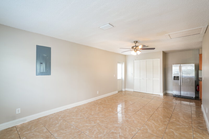 2,195/Mo, 6624 N Cameron Ave Tampa, FL 33614 Family Room View 2